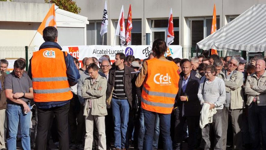 Des salariés d'Alcatel rassemblés devant leur usine, à Orvault le 9 octobre 2013