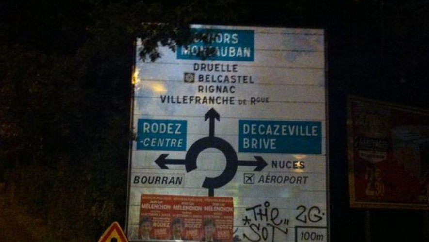 Qui a collé les affiches sur plusieurs panneaux signalétiques de Rodez ?