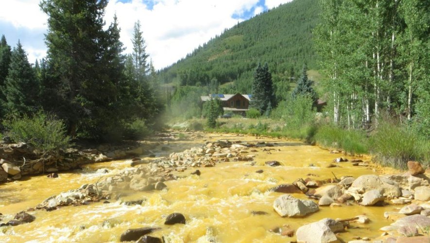 Photo prise la 9 août 2015 par l'Agence de protection de l'environnement (EPA) des Etats-Unis de la rivière Animas dans la Colorado, devenue orange après que des employés de l'EPA aient déversé par accident plus de 11 millions de litres de déchets