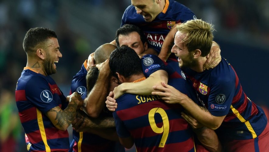 Les joueurs du FC Barcelone fêtent l'un de leurs 5 buts contre le Séville FC, en Supercoupe le 11 août 2015 à Tbilissi