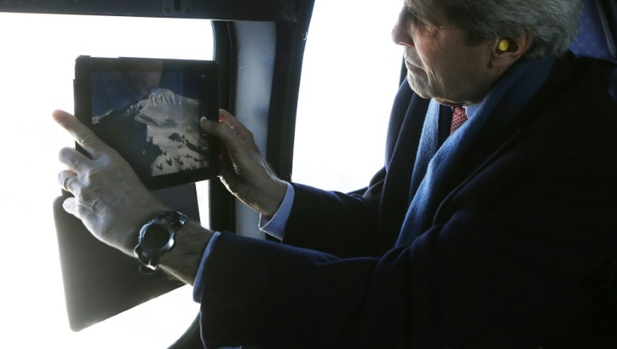 John Kerry prend des photographies des Alpes suisses lors d'un trajet en hélicoptère entre Zurich et Davos, le 25 janvier 2014