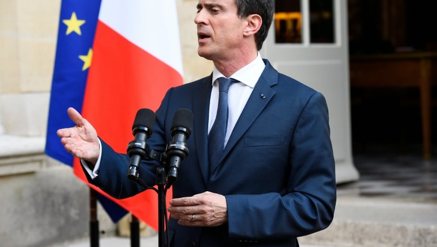 Le Premier ministre Manuel Valls devant l'hôtel de Matignon après une série de rencontres avec des représentants du patronat, le 30 juin 2016