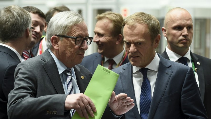 Le président de la Commission européenne Jean-Claude Juncker et le président du Conseil européen Donald Tusk à leur arrivée à une conférence de presse le 29 juin 2016 à Bruxelles