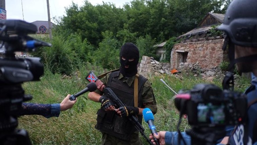 Un militant pro-russe s'adresse aux journalistes le 8 juillet 2014 à Donetsk après une frappe aérienne