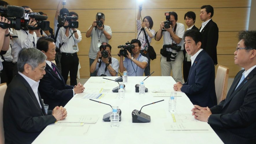 Le gouverneur de la banque du Japon Haruhiko Kuroda le ministre des Finances Minister Taro Aso face au Premier Premier ministre Shinzo Abe lors d'une réunion le 29 juin 2016 à Tokyo