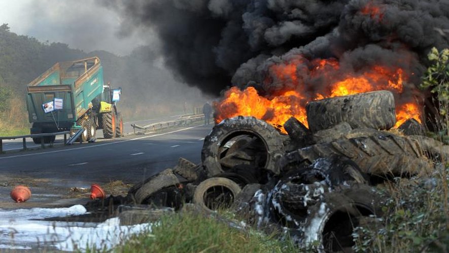 Des pneus brûlés par des agriculteurs et des employés de l'agroalimentaire touchés par des plans sociaux, le 14 octobre 2013 à Morlaix