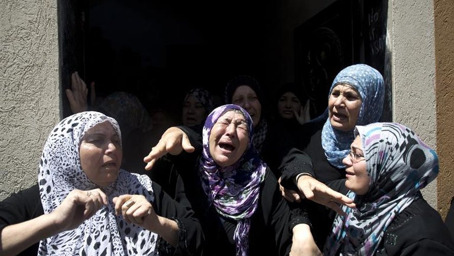 A Gaza, des femmes palestiniennes en pleurs aux funérailles des six membres d'une même famille tués par l'aviation israélienne le 9 juillet 2014