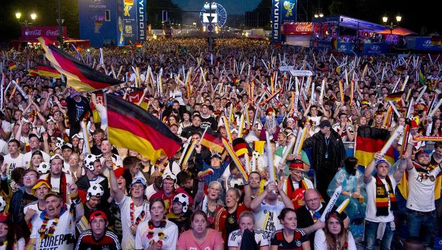 Des supporteurs réunis Porte de Brandeburg à Berlin pour assister au match entre l'Allemangne et le Brésil, le 8 juillet 2014