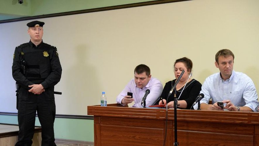 L'opposant russe Alexeï Navalny (d) au tribunal de Kirov pour l'audience de son procès, le 16 octobre 2013
