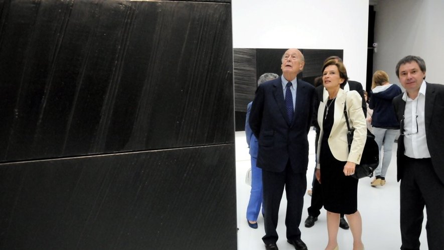 L'ancien président de la République en compagnie de la préfète Cécile Pozzo di Borgo et du conservateur du musée Soulages Benoît Decron.
