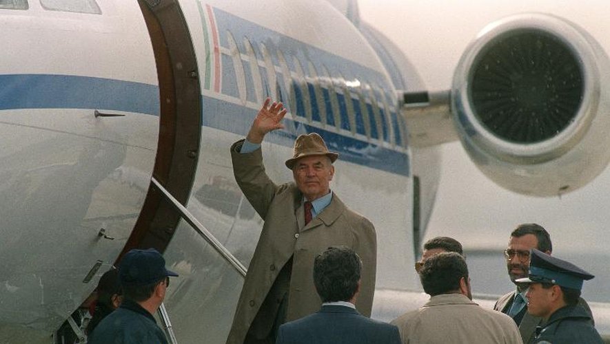 L'ancien capitaine SS Erich Priebke monte dans un avion à l'aéroport de Bariloche, en Argentine, qui doit l'emmener en Italie pour y être jugé le 20 novembre 1995