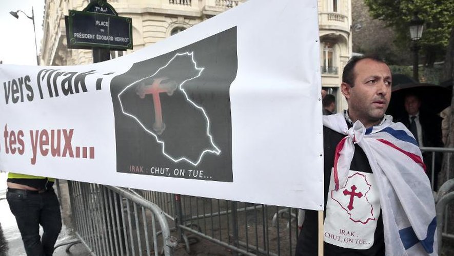 Manifestation de chrétiens d'Irak de la communauté assyro-chaldéenne à Paris dénonçant les risques que courent les chrétiens dans le nord de l'Irak face à l'avancée des jihadistes, le 8 juillet 2014