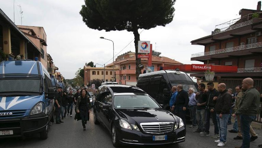Le corbillard transportant la dépouille du criminel nazi Erich Priebke arrive à Albano Laziale, près de Rome, le 15 octobre 2013