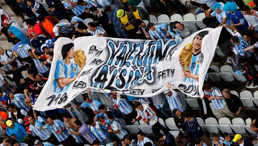 Des supporteurs argentins déploient une banderole à la gloire de Diego Maradona et Lionel Messi, avant le match contre les Pays-Bas, le 9 juillet 2014 à Sao Paulo