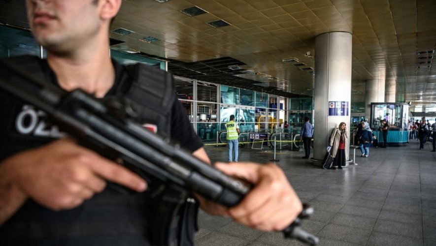 Un policier turc le 29 juin 2016 à l'aéroport international Ataturk à Istanbul