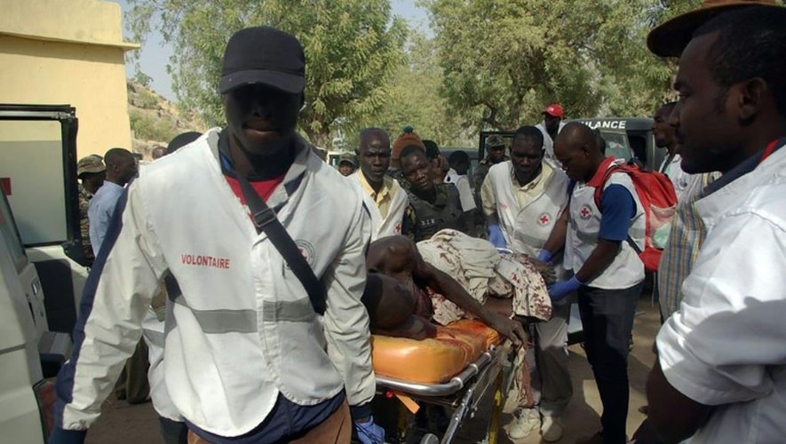 Evacuation d'une personne blessée lors d'un attentat suicide le 28 janvier 2016 à Mora dans le nord du Cameroun