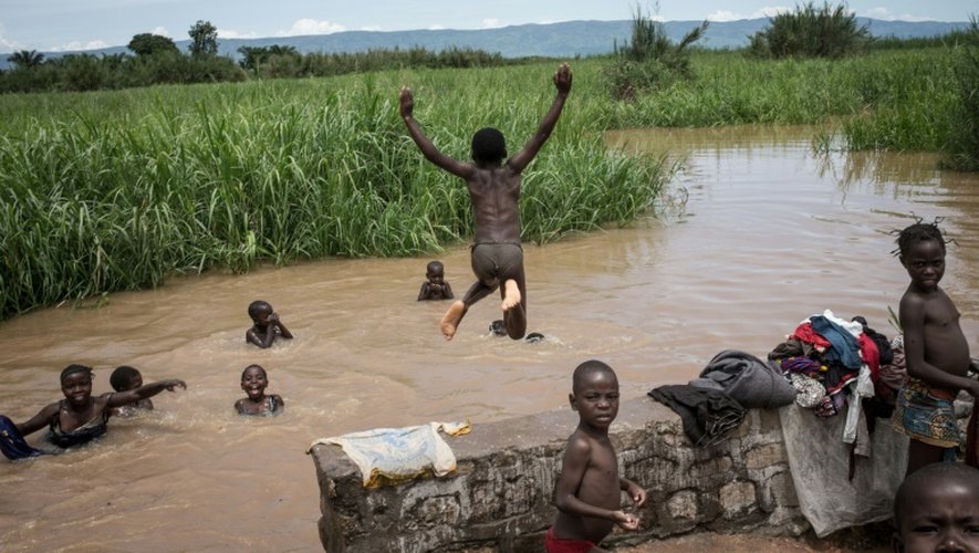 Des enfants plongent dans la rivière de Tangala, dans le Sud Kivu en République Démocratique du Congo, le 22 mars 2015