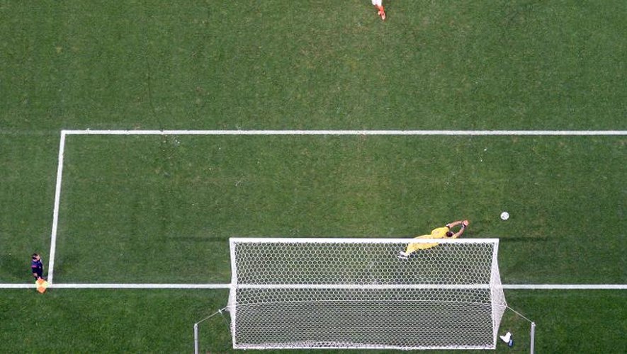 Le gardien argentin Sergio Romero arrête le tir au but du Néerlandais Wesley Sneijder, le 9 juillet 2014 à Sao Paulo