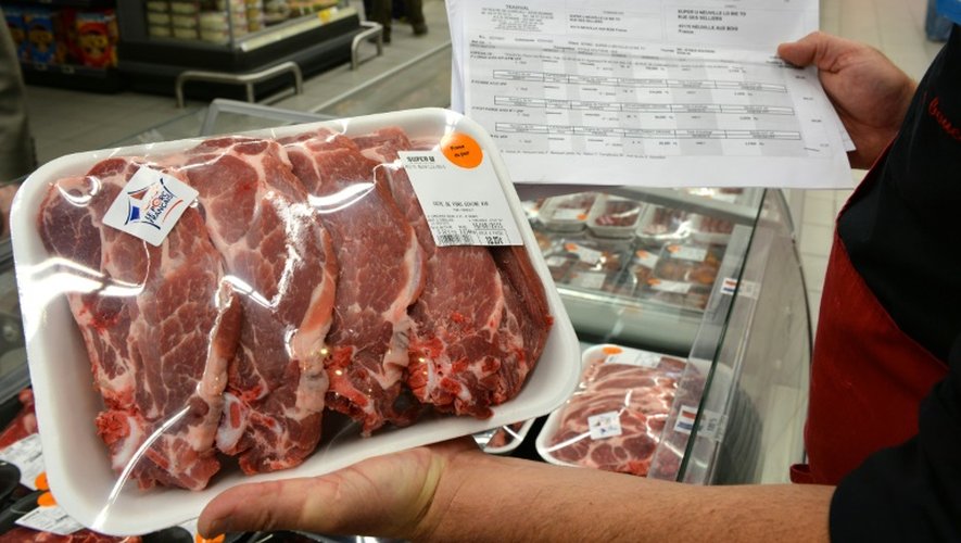 Un inspecteur verifie l'origine de la viande vendue dans le supermarché "Super U" de Neuville-aux-Bois, le 12 août 2015