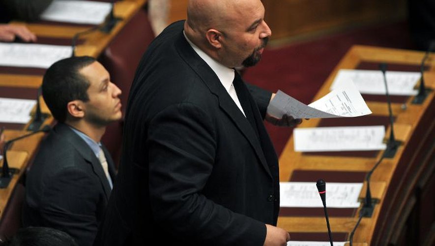 Le député d'Aube dorée Ilias Panagiotaros (c) siège au parlement grec, le 16 octobre 2013