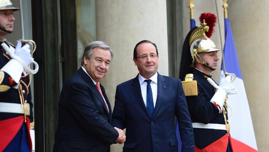 Le Président de la République, François Hollande (d) et le Haut commissaire aux réfugiés, Antonio Guterres, le 16 octobre 2013 au Palais de l'Elysée