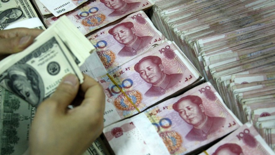La Chine a abaissé de plus de 1% le taux de référence du yuan face au dollar, une forte réduction pour le troisième jour consécutif, accentuant de facto la dévaluation de sa monnaie