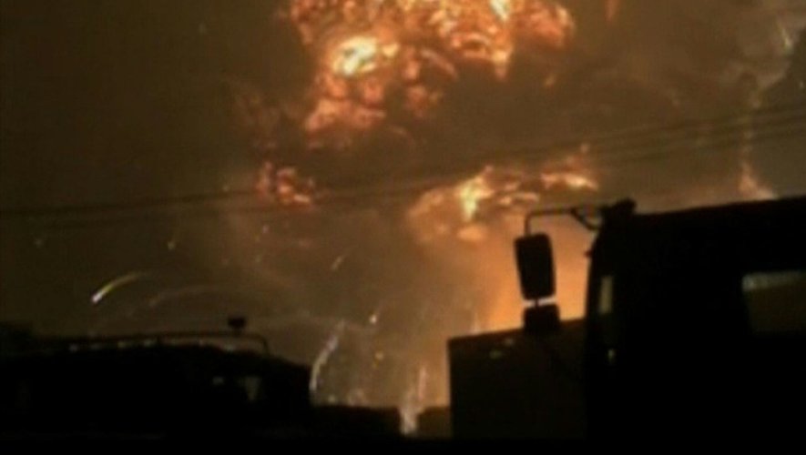 Capture d'image de la CCTV (China Central Television) montrant le ciel enflammé de Tianjin le 13 août 2015, à la suite des explosions qui ont fait des ravages et provoqué des dizaines de morts dans ce port industriel du nord-est de la Chine