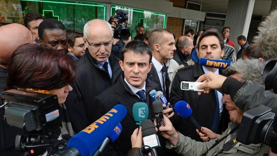 Le ministre de l'Intérieur Manuel Valls visite la ZSP de Chambery-le-Haut le 11 octobre 2013