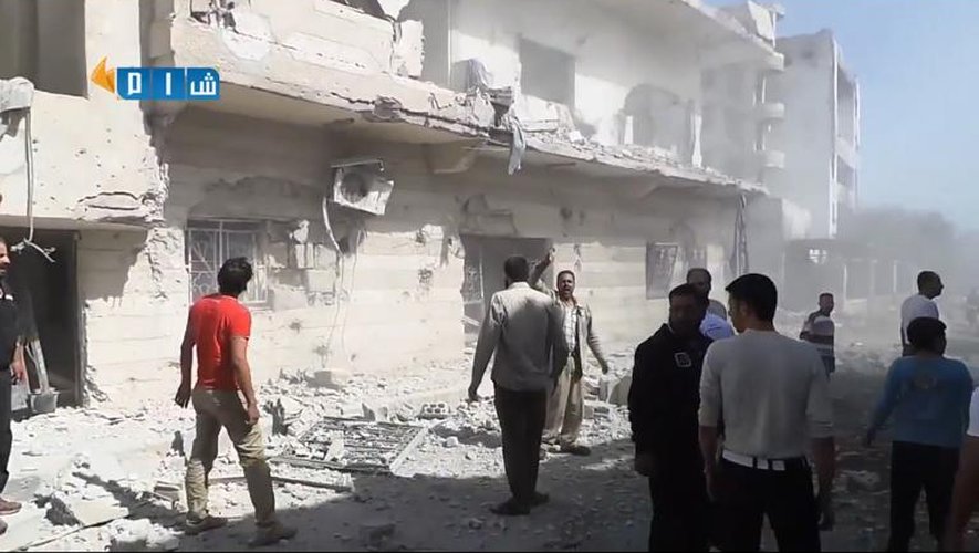 Image tirée d'une vidéo YouTube montrant un bombardement dans la ville de Daraa en Syrie, le 16 octobre 2013