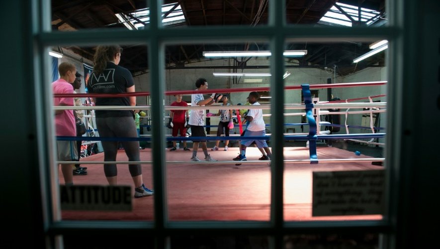 L'entraîneur James Dixon entraîne ses élèves au gymnase TKO de Louisville, le 6 juin 2016