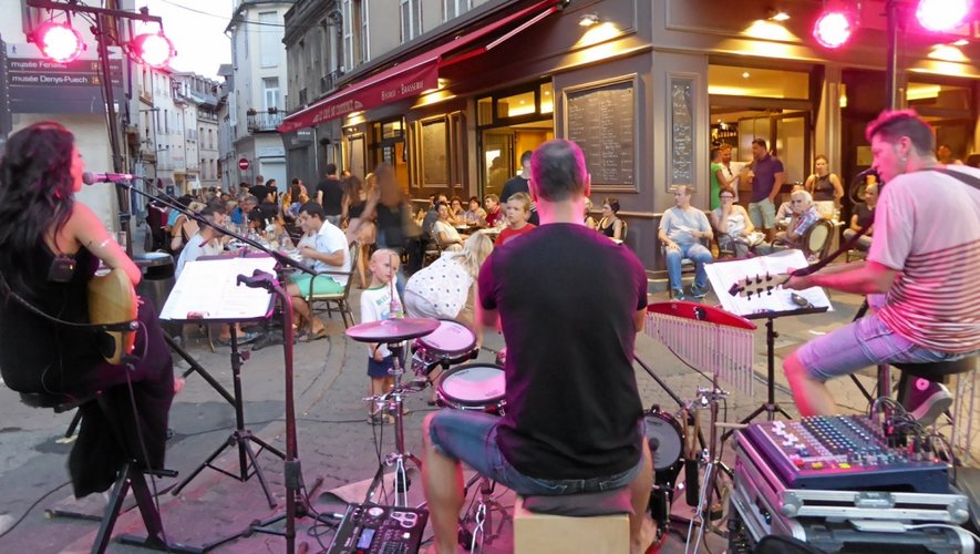 Ici, lors du concert du groupe No Soucy sur la terrasse du café du Commerce, place de la Cité la semaine dernière.