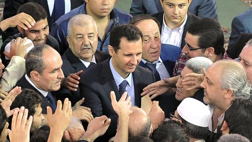 Photo fournie par la présidence syrienne montrant Bachar al-Assad à Damas, le 15 octobre 2013