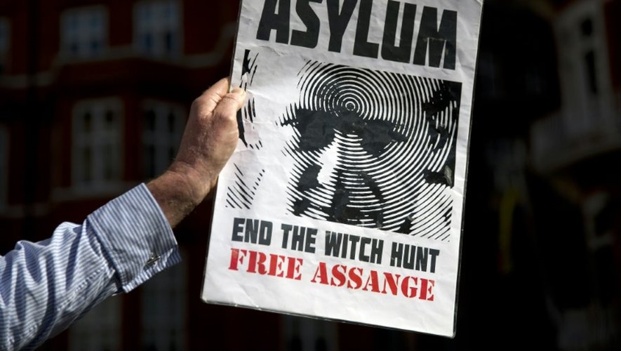 Un partisan de Julian Assange dénonce les poursuites judiciaires contre le fondateur de Wikileaks, le 19 juin 2015 devant l'ambassade de l'Équateur à Londres, qui l'abrite depuis trois ans