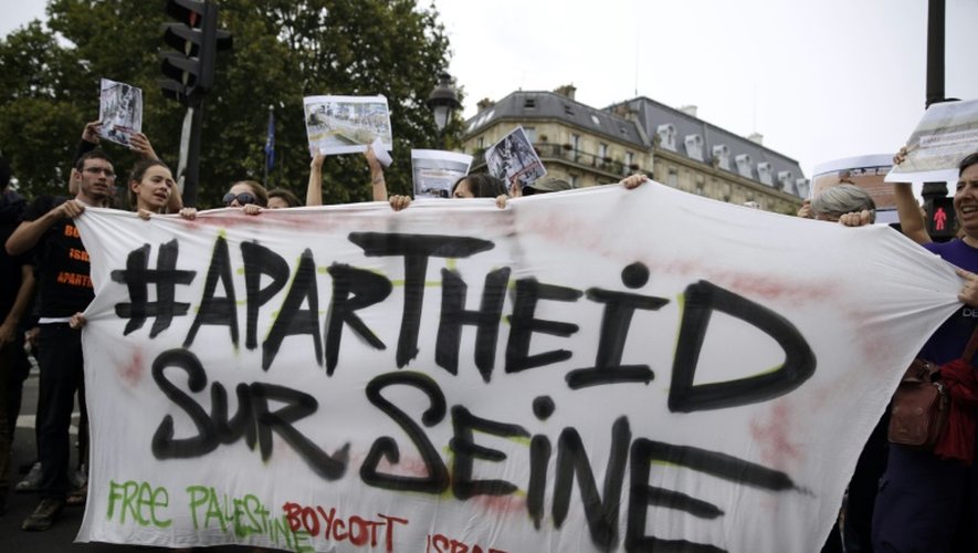 Des personnes manifestent contre la journée "Tel Aviv Sur Seine" à Paris, le 13 août 2015