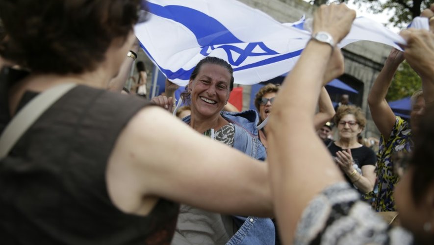 Une femme sous un drapeau israélien lors de la journée "Tel Aviv Sur Seine" à Paris, le 13 août 2015