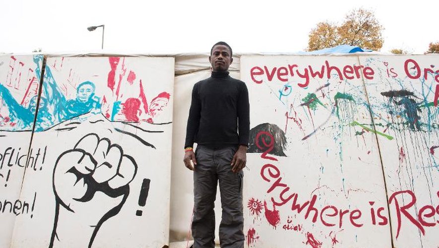 Le Ghanéen Johnson Takyi pose devant le camp de réfugiés de Kreuzberg, à Berlin, le 16 octobre 2013