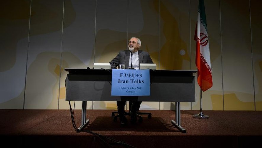 Le ministre iranien des Affaires étrangères, Mohammad Javad Zarif, lors d'une conférence de presse après les négociations entre l'Iran et les grandes puissances à Genève, le 16 octobre 2013