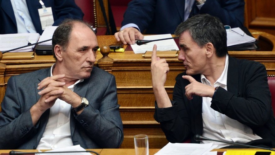 Le ministre grec des Finances Euclides Tsakalotos (d) et le  ministre grec de l'Economie Giorgos Stathakis (g) pendant les débats parlementaires sur le nouvel accord avec les créanciers, le 13 août 2015 à Athènes
