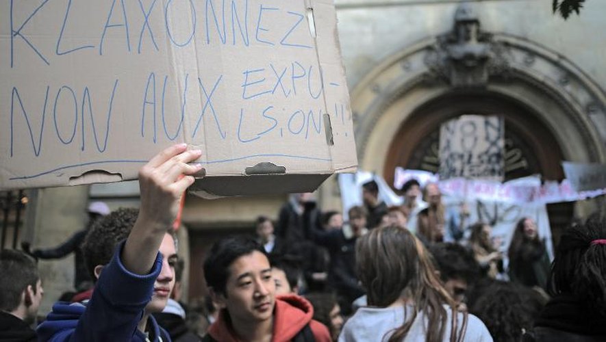 Manifestation devant le lycée Turgot, à Paris, le 17 octobre 2013, contre les expulsions d'élèves étranger