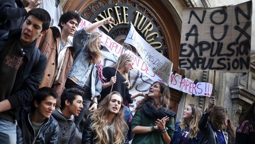 Des lycéens manifestent contre les expulsions d'élèves étrangers devant le lycée Turgot, à Paris, le 17 octobre 2013