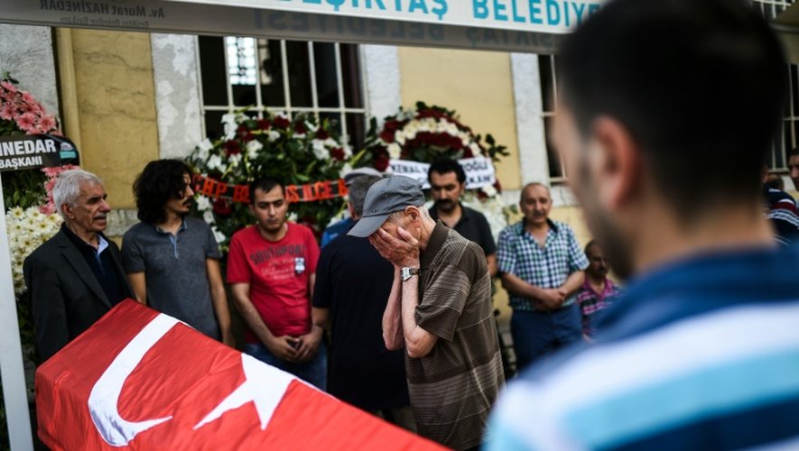 Un homme se recueille devant le cercueil d'une victime de l'attentat à l'aéroport Ataturk d'Istanbul, le 30 juin 2016 à Istanbul