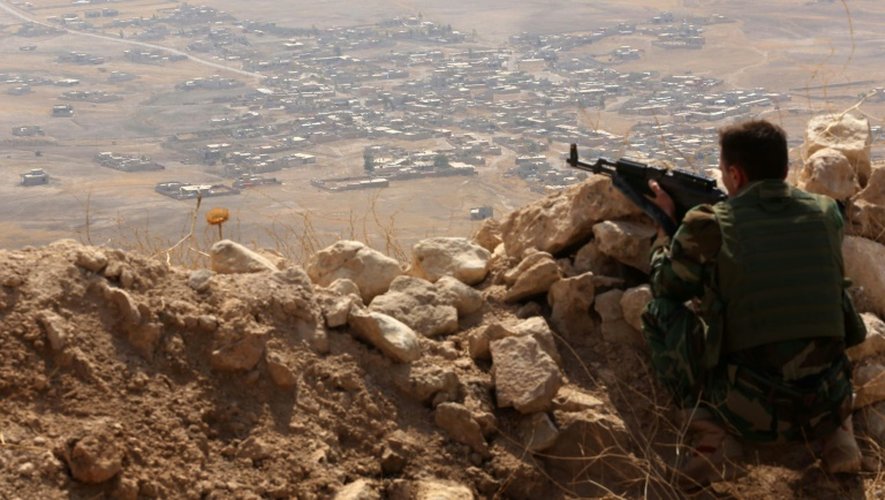 Poste d'observation tenu par un peshmerga kurde au sommet du mont Zardak, 25 km à l'est de Mossoul, en Irak, le 6 août 2015