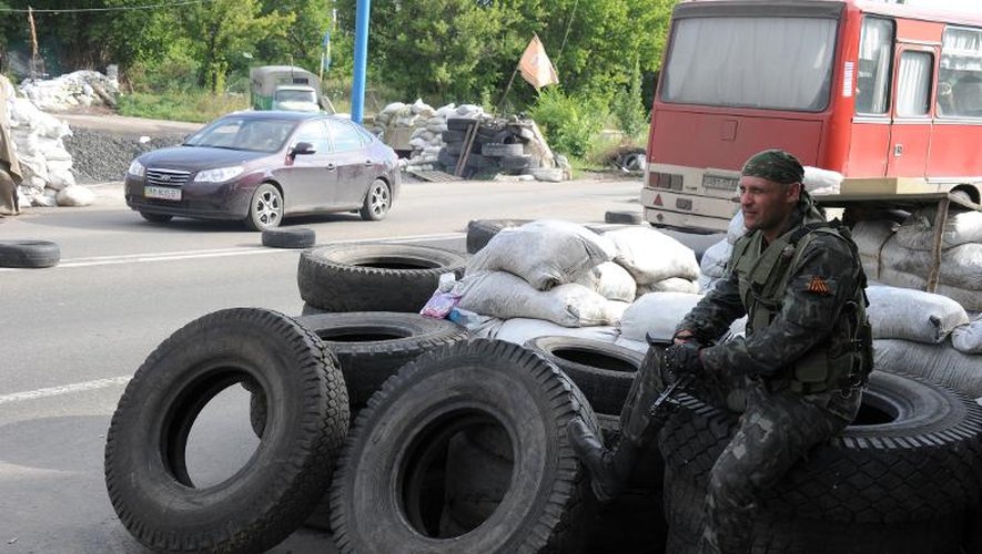 Un insurgé pro-russe le 9 juillet 2014 à un point de contrôle entre Lugansk et Donetsk