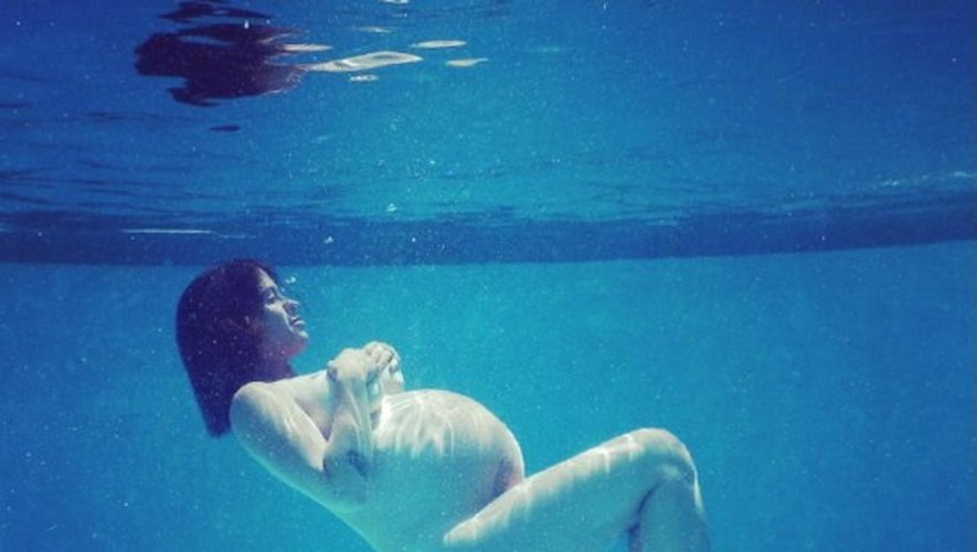 Alanis Morissette enceinte et nue dans sa piscine sur Instagram
