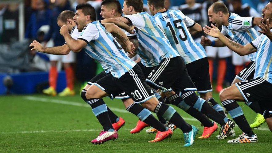 Joie des Argentins à l'issue de la séance de tirs au but victorieuse contre les Pays-Bas, le 9 juillet 2014 à Sao Paulo