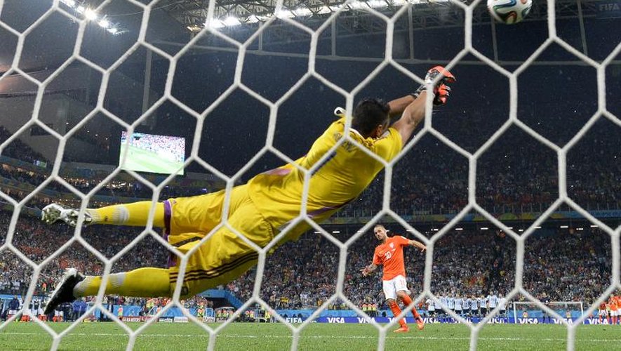 e gardien de but argentin 
Sergio Romero stoppe le ballon lors des tirs au but en demi-finale Argentine Pays-Bas du Mondial le 9 juillet 2014 à Sao Paulo