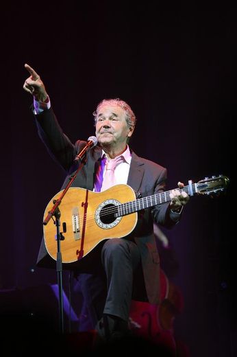 A la guitare, et en choeur avec le public, Pierre Perret a repris tous ses grands succès devant le public de l'Olympia, le 9 juillet 2014