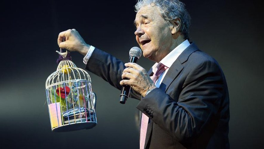 Pierre Perret a célébré ses 80 ans avec sa cage aux oiseaux sur scène à l'Olympia le 9 juillet 2014
