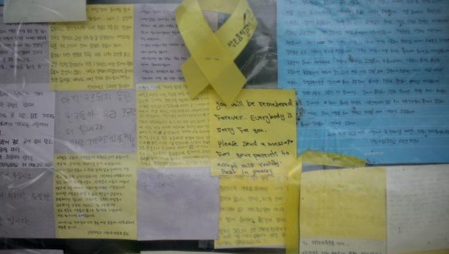 Des messages laissés par les familles sont toujours fixés le 7 juillet 2014 sur les portes de verre du  gymnase de Jindo