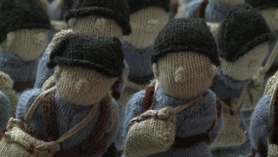 Des centaines de soldats de la Première Guerre mondiale en laine, fabriquées par des tricoteuses à Roubaix, dans le nord de la France, le 5 juillet 2014